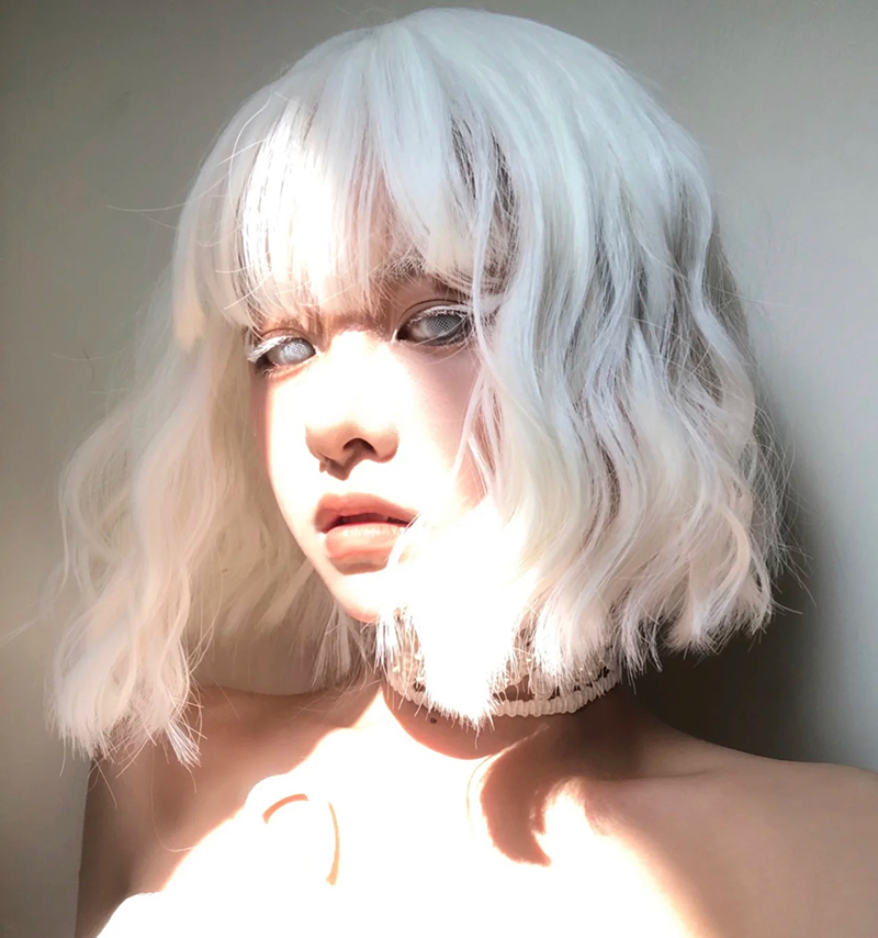 Soft girl LOLITA wig silver white short curly hair can be slanted in the middle of the fake hair realistic fashion European and American style hair set